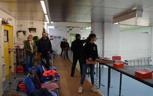 Marie pendant une séance d'entraînement pour l'oeil bienveillant de papa et du coach. Attention Marie, il te faut mettre dans le mille ou pas de galette !!!!