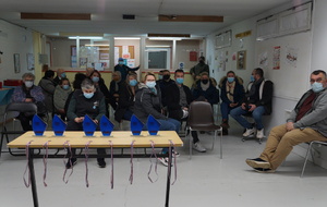 Une assemblée nombreuse et attentionnée attend les personnalités.