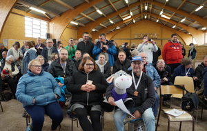 Attentifs, les tireurs attendent le palmarès avec BOURIQU'ETA la mascotte du club qui ne va pas tarder à faire son entrée sur le podium......